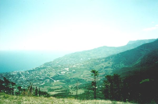 Вид на Ялту, высота около 800 метров над морем, 2 мая 2002