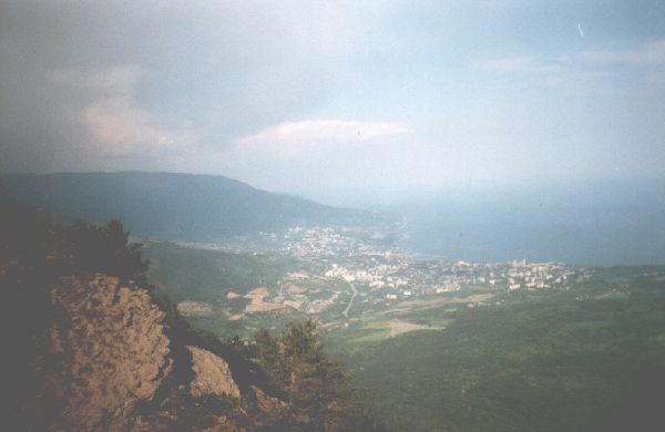Крым, вид на Ялту с хребта Ай-Петринская Яйла, 5 мая 2002