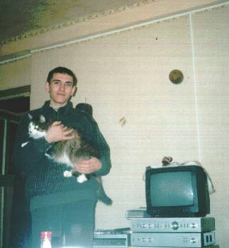 Опять я с котом. В Киеве у всех живут огромные жирные красивые коты :-) (4 января 2002)